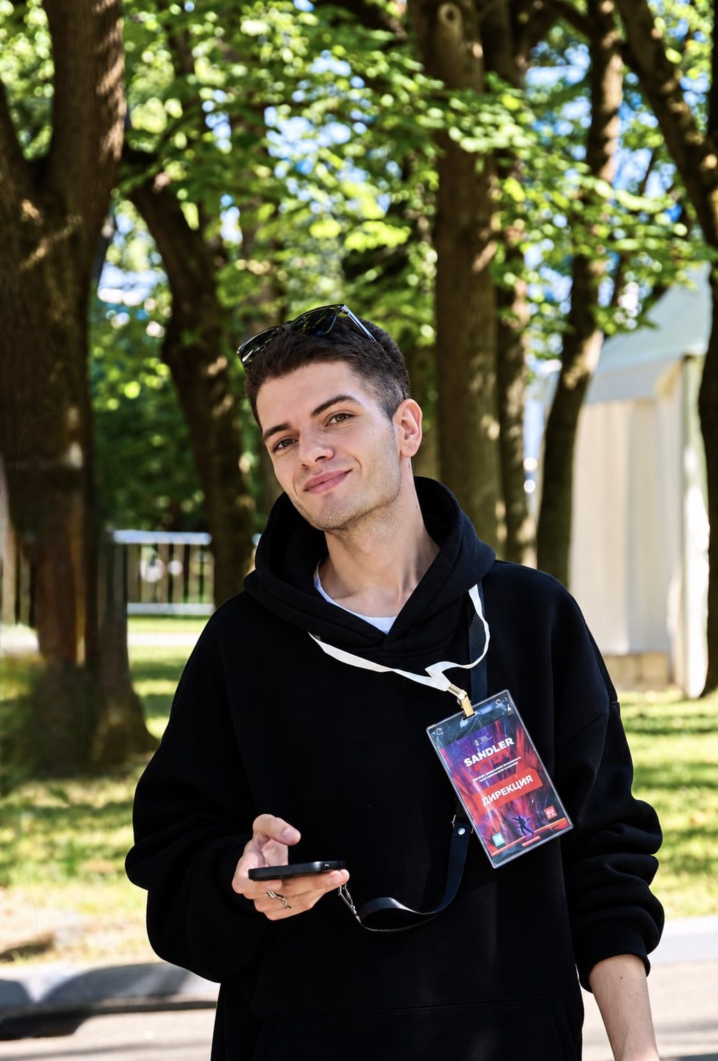 Степан Фарбер с бейджем дирекции SANDLERFEST
